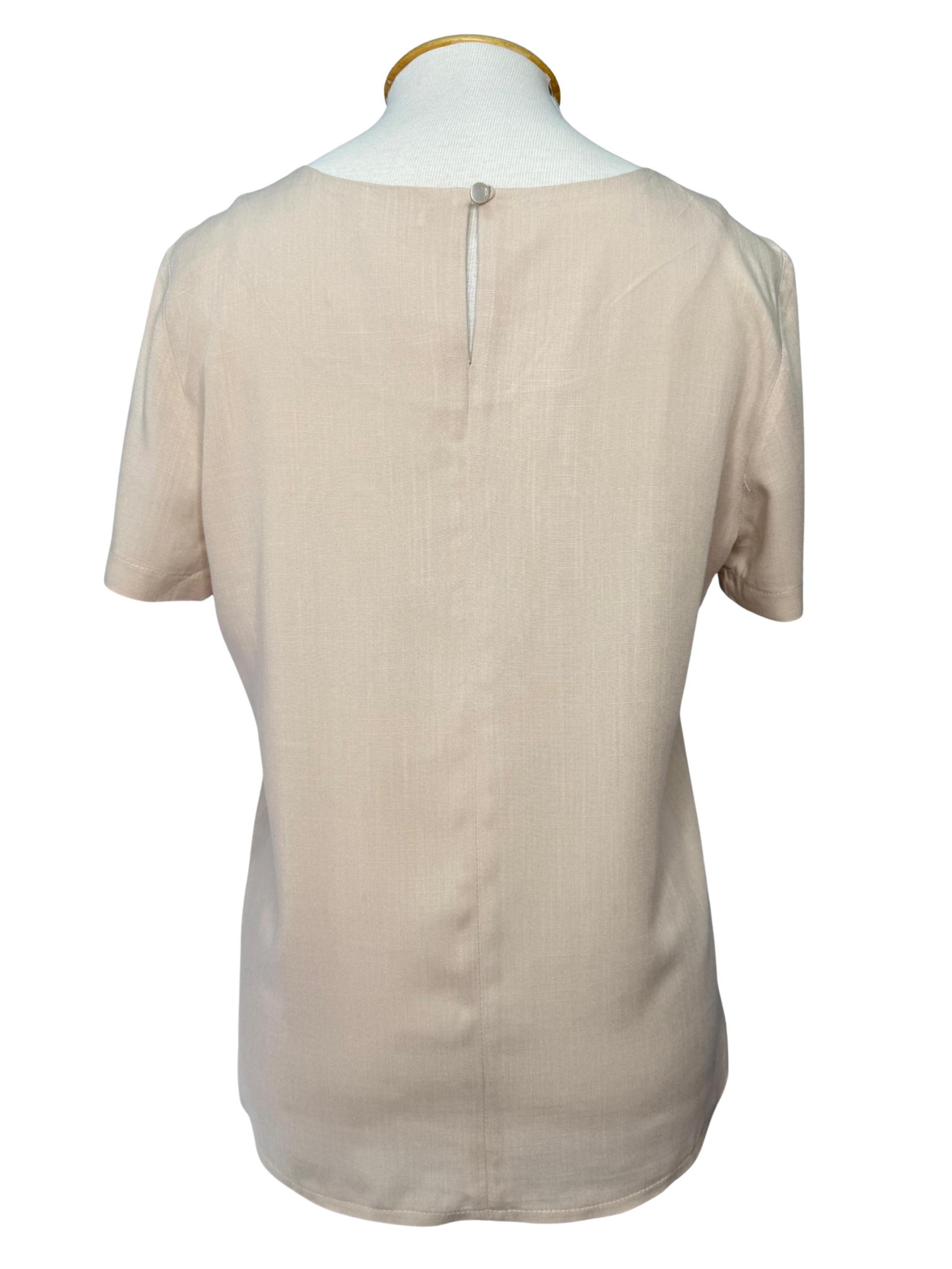 BLUSA COM DETALHE NO OMBRO - BEGE 3 BLUSA COM DETALHE NO OMBRO - BEGE - Imagem 3