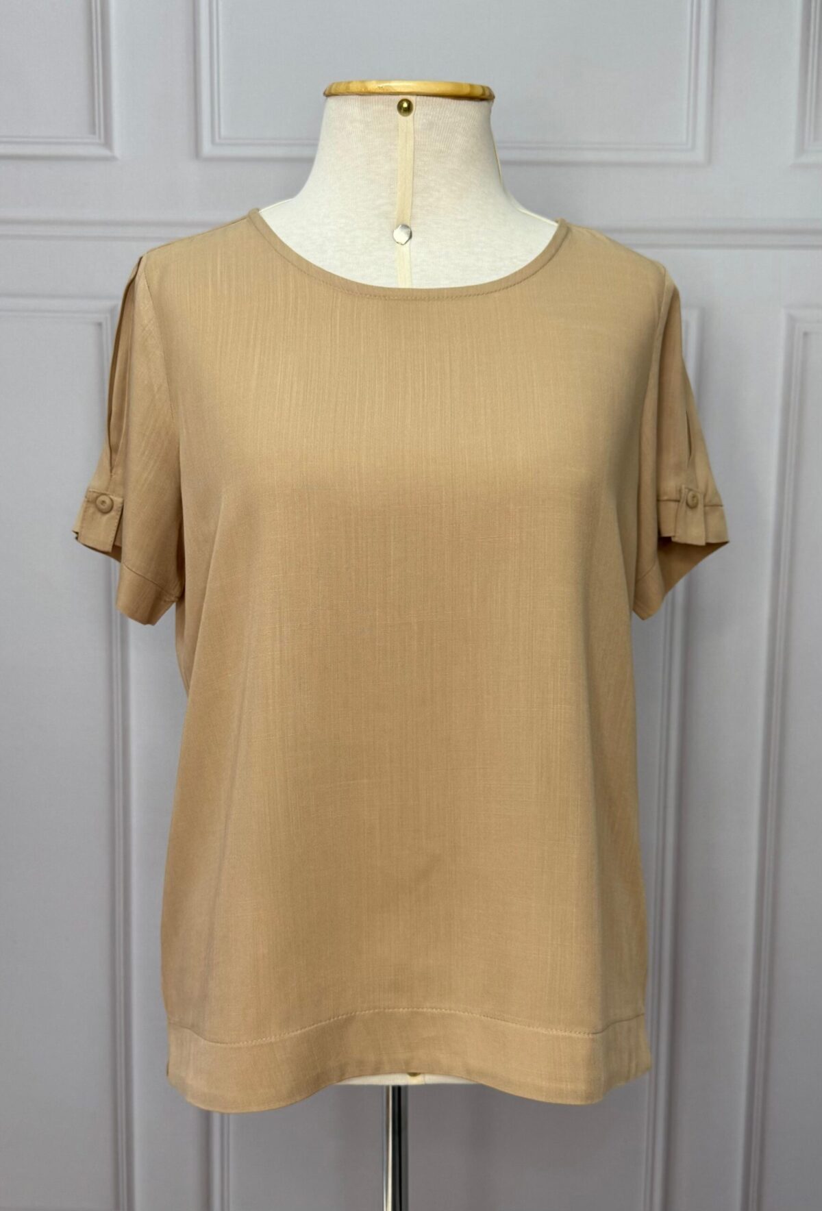 BLUSA COM BOTÃO NA MANGA - BEGE