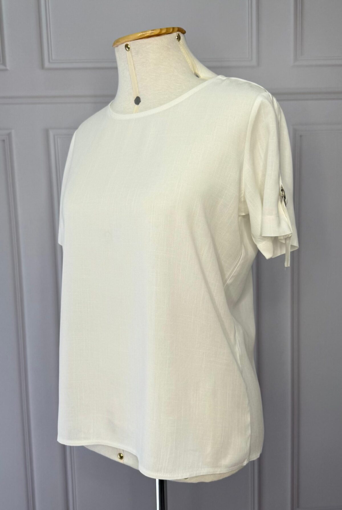 BLUSA COM DETALHE NA MANGA - OFF - Imagem 4
