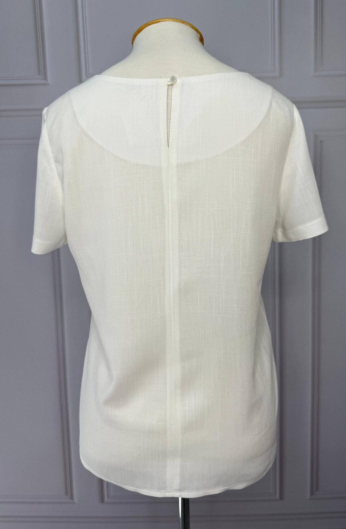 BLUSA COM DETALHE NO OMBRO - OFF - Imagem 5