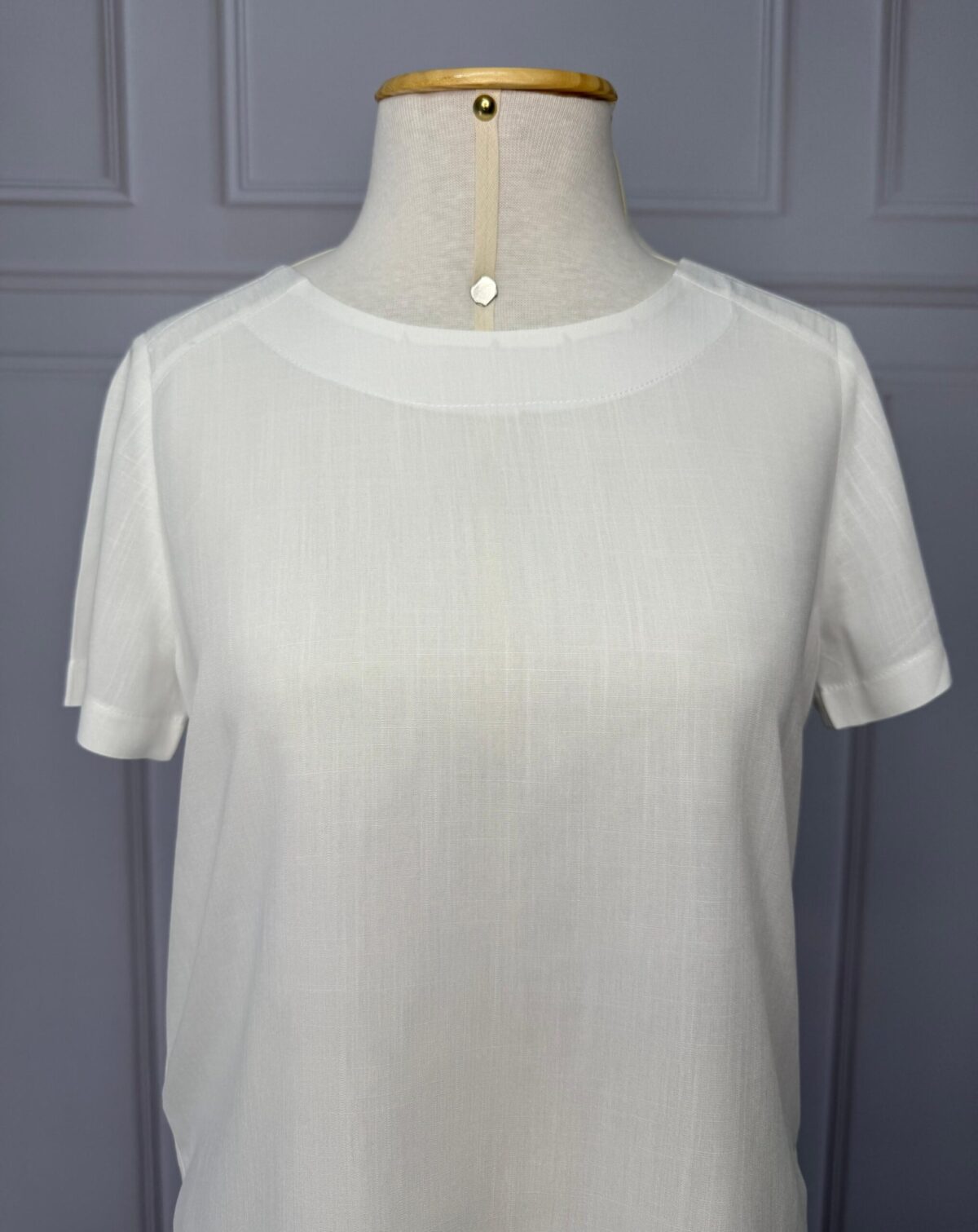 BLUSA COM DETALHE NO OMBRO - OFF - Imagem 2