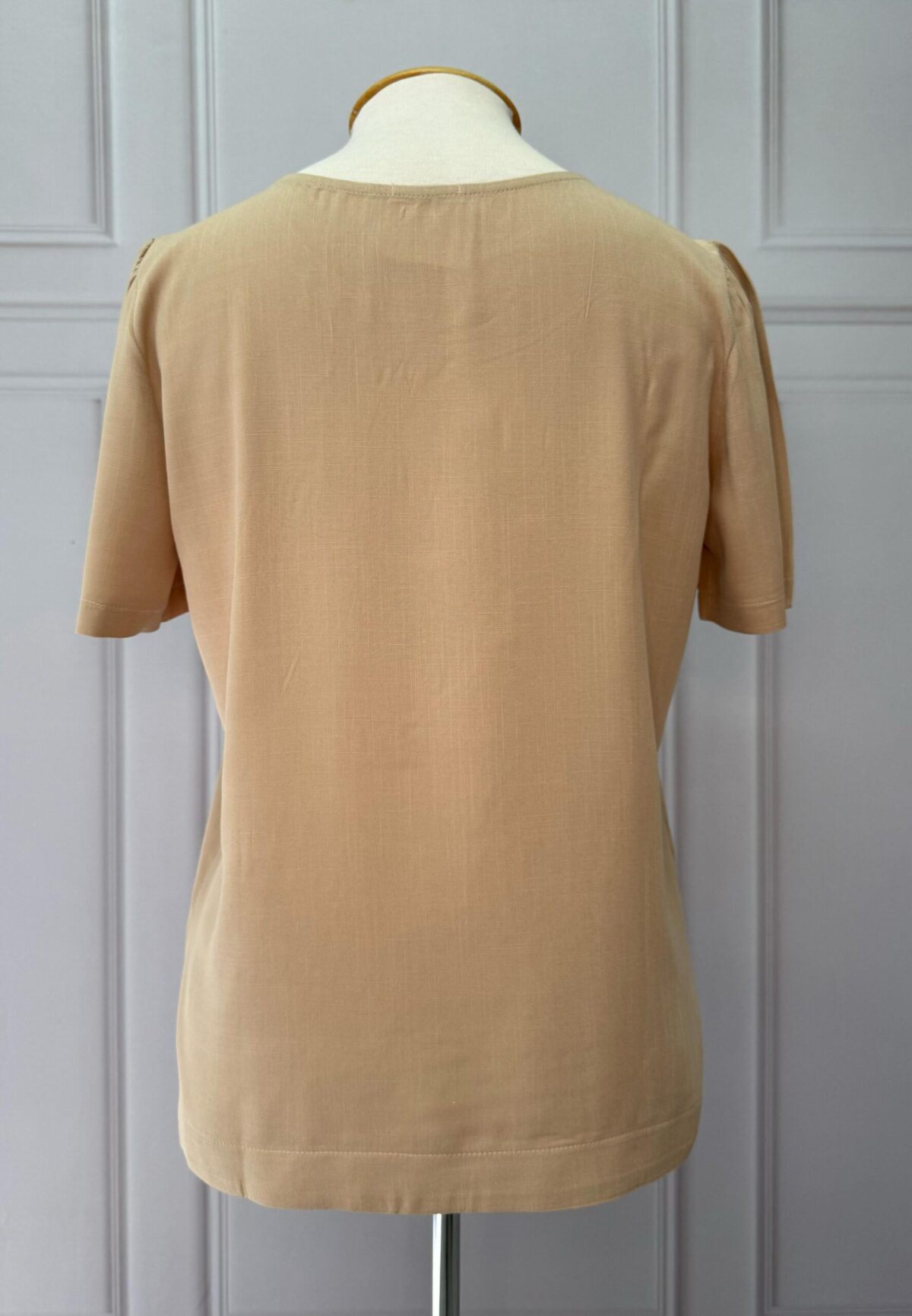 BLUSA DECOTE FRANZIDO - BEGE - Imagem 5