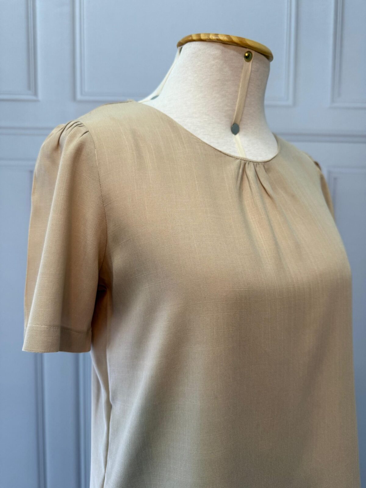BLUSA DECOTE FRANZIDO - BEGE - Imagem 3