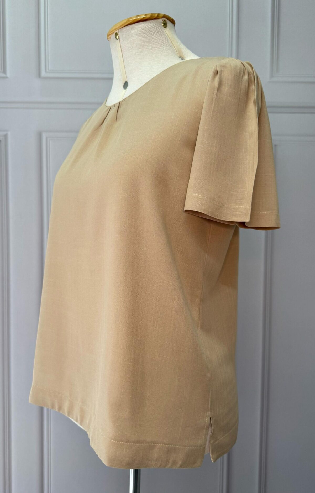 BLUSA DECOTE FRANZIDO - BEGE - Imagem 2