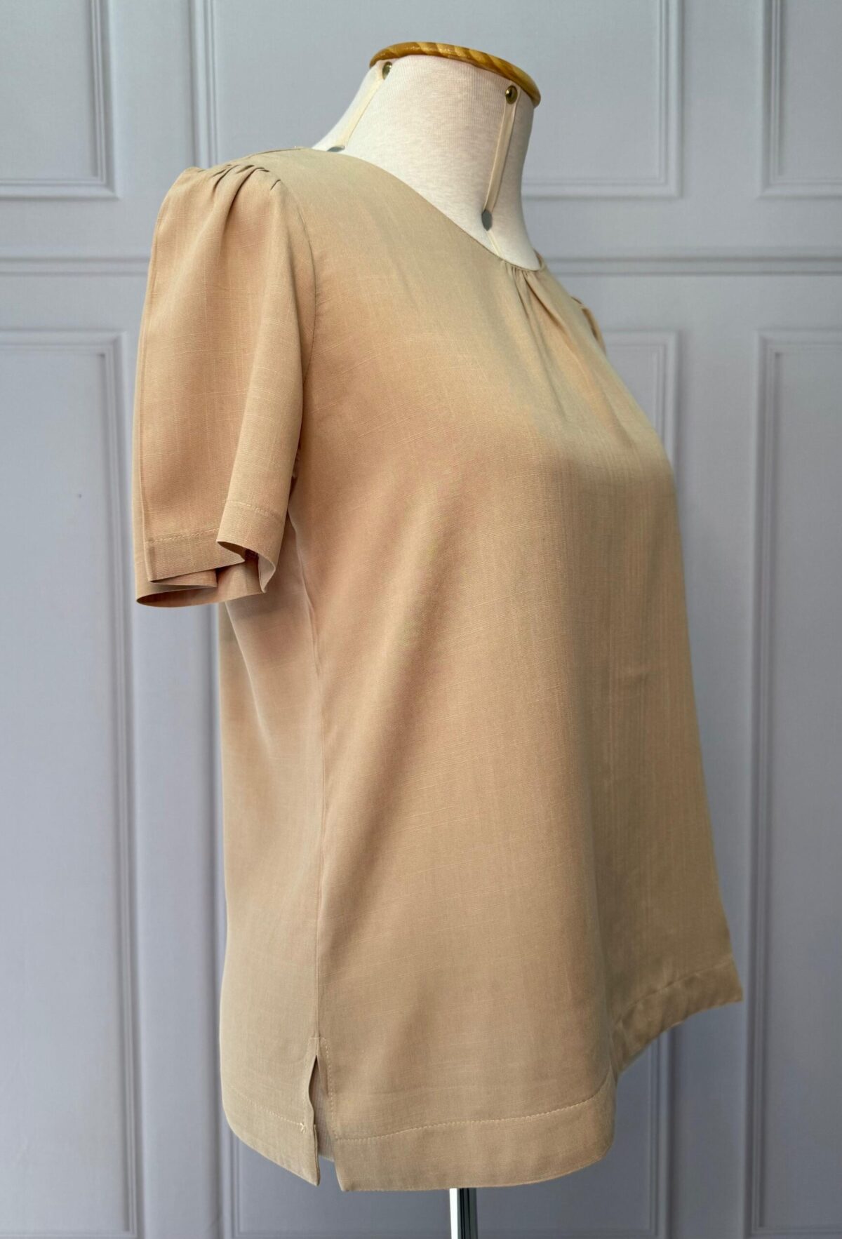 BLUSA DECOTE FRANZIDO - BEGE - Imagem 4